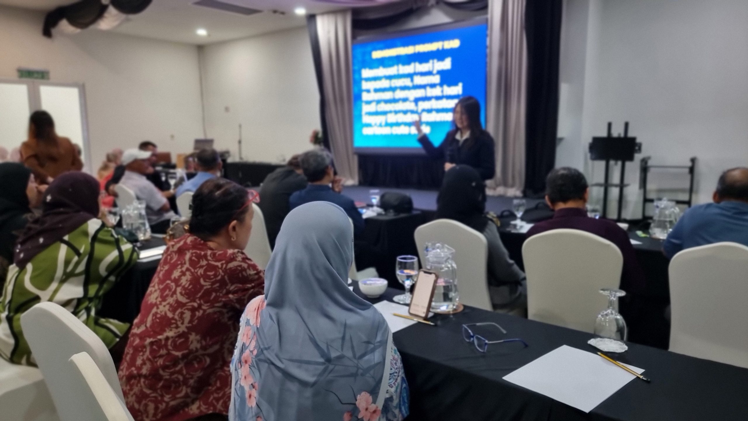 HRDCorp-trainer-Weiling-Bengkel-ChatGPT-teaching-photo